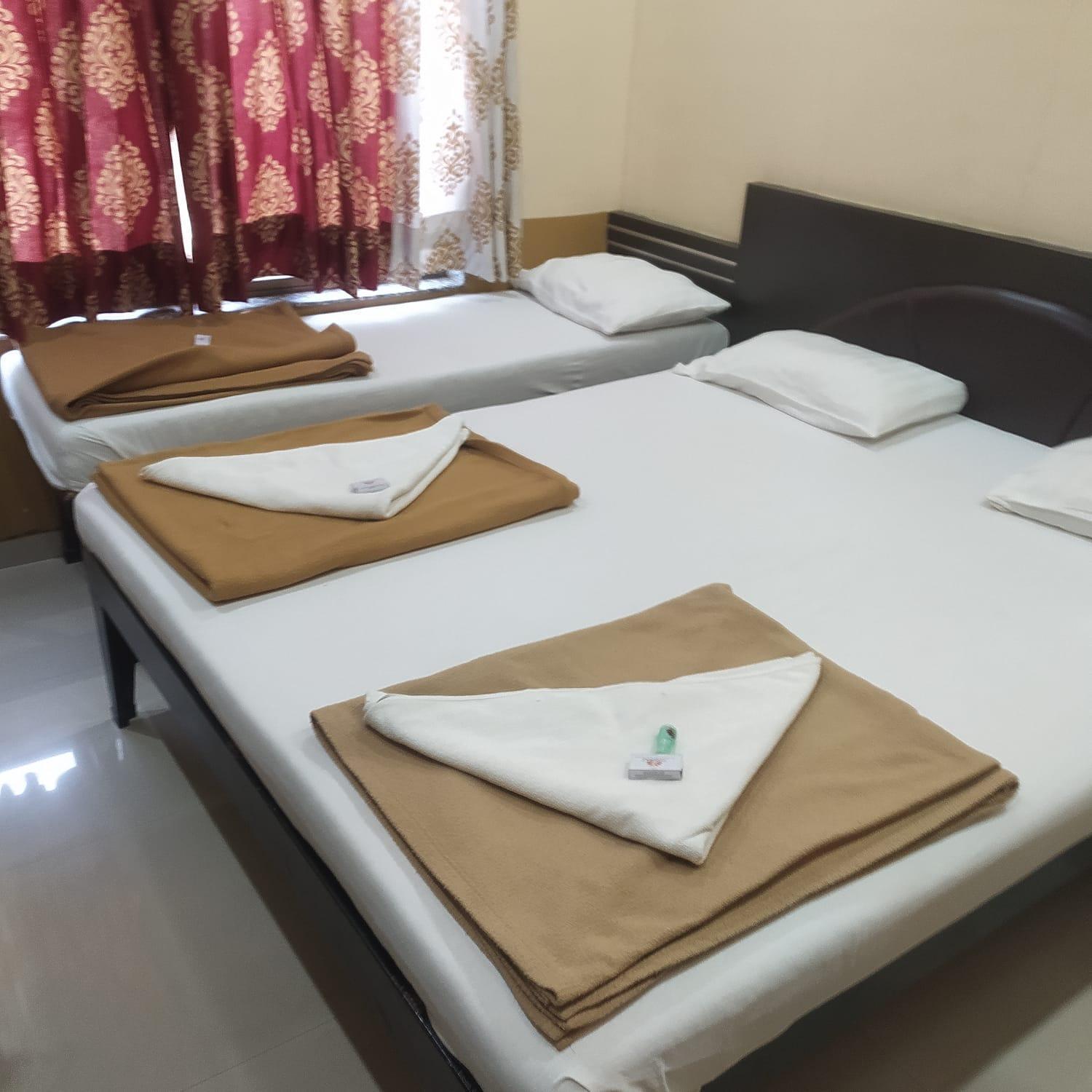 Hotel Yogiraj 舍地 外观 照片