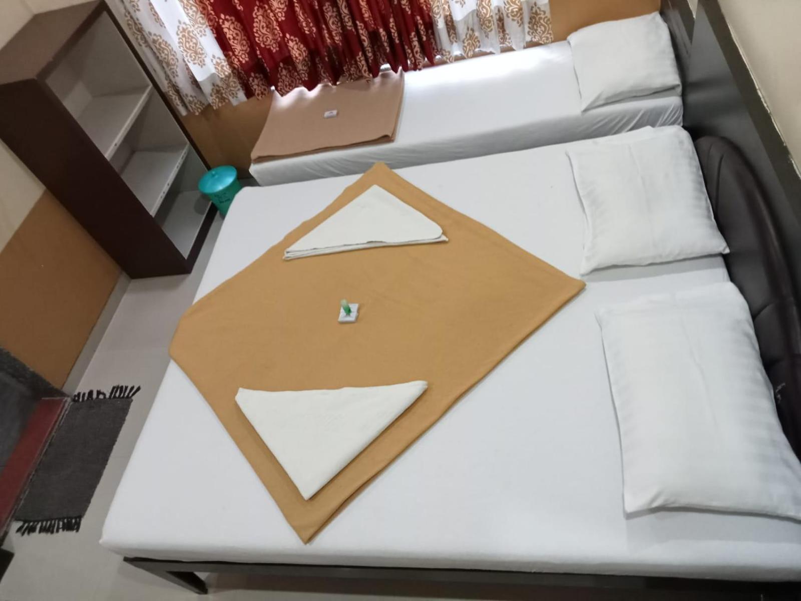 Hotel Yogiraj 舍地 外观 照片