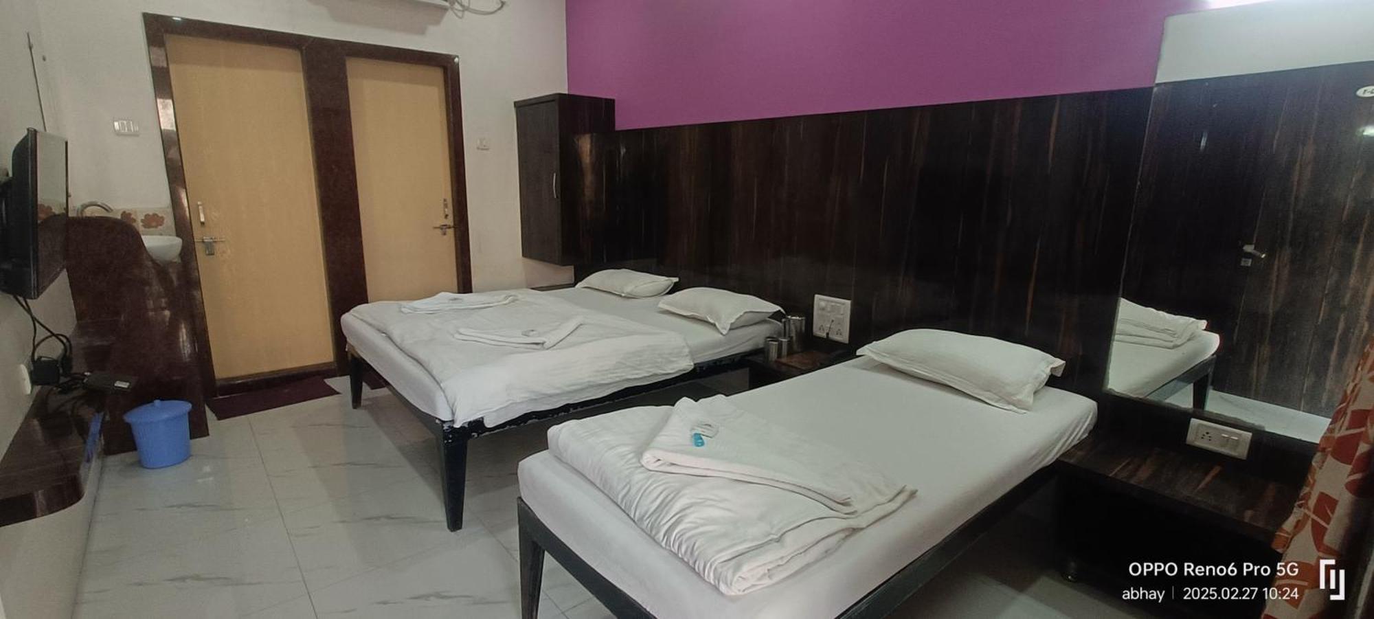 Hotel Yogiraj 舍地 外观 照片
