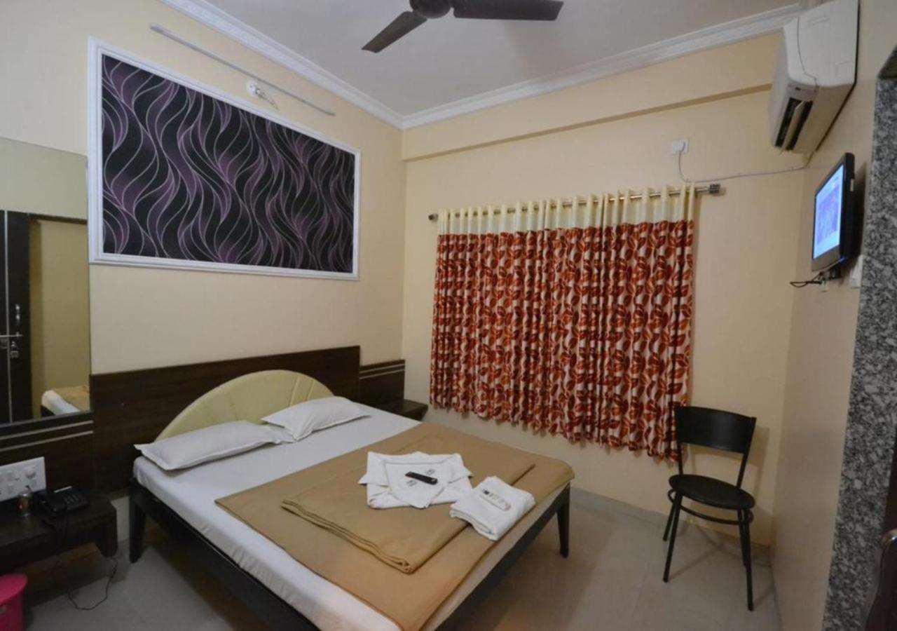 Hotel Yogiraj 舍地 外观 照片