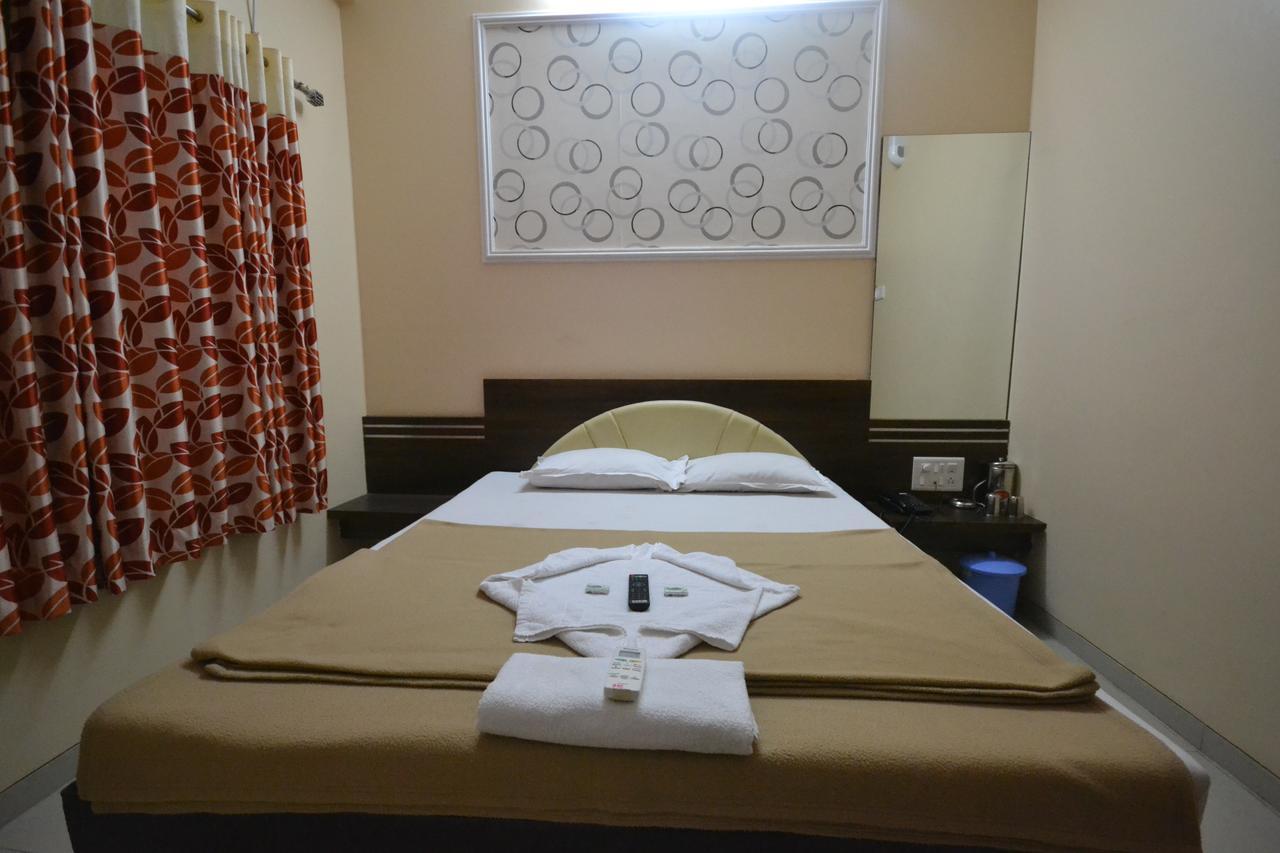 Hotel Yogiraj 舍地 外观 照片