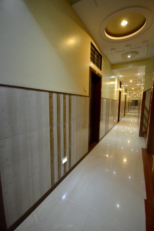 Hotel Yogiraj 舍地 外观 照片