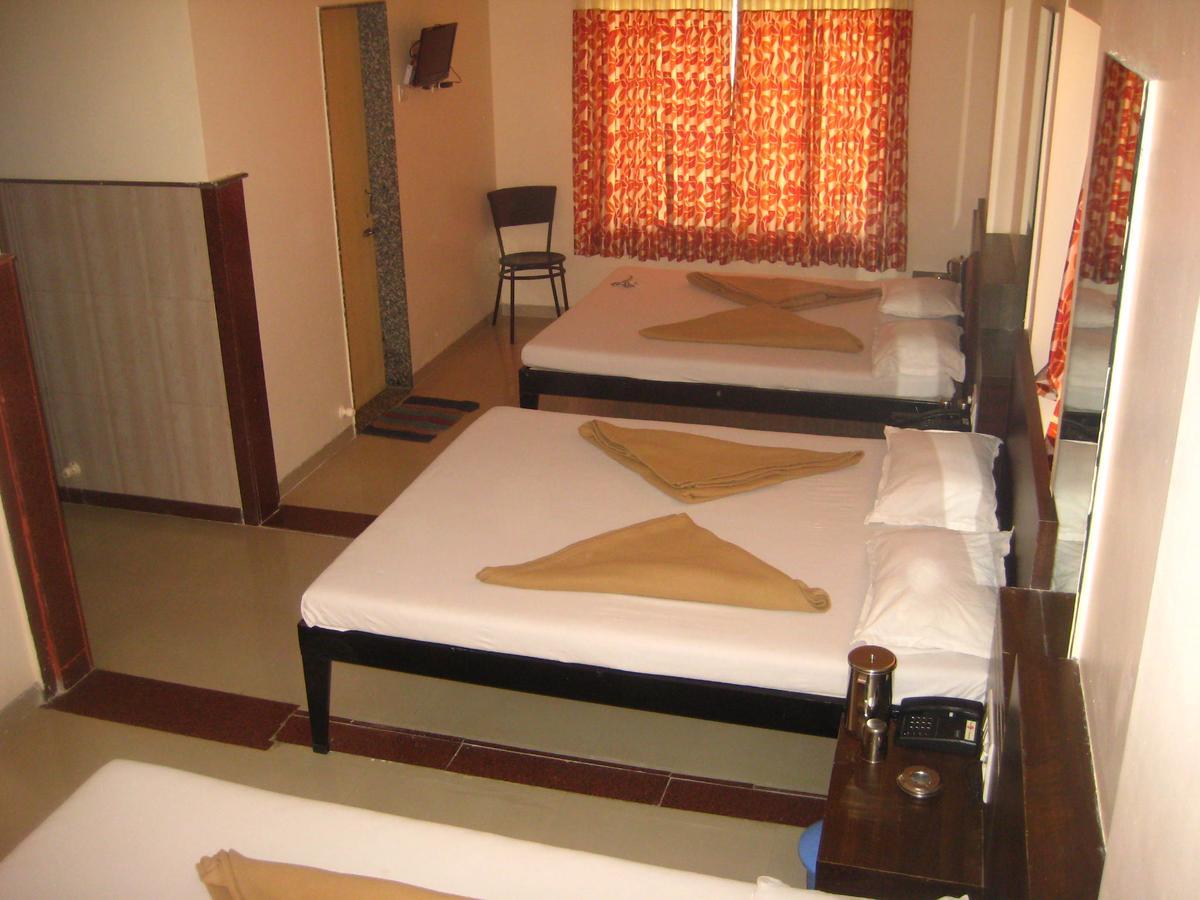 Hotel Yogiraj 舍地 外观 照片