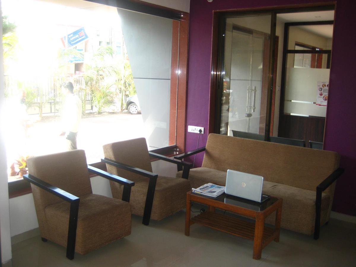 Hotel Yogiraj 舍地 外观 照片